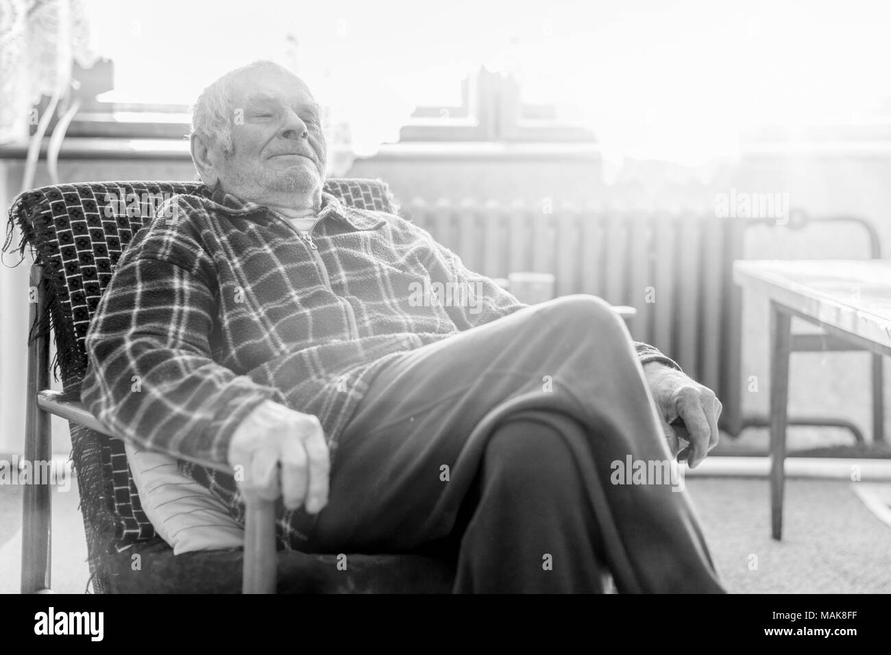 Bello 80 plus anno vecchio uomo senior ritratto. Bianco e nero corpo completa immagine di uomo anziano seduto in poltrona in una casa di cura Foto stock - Alamy
