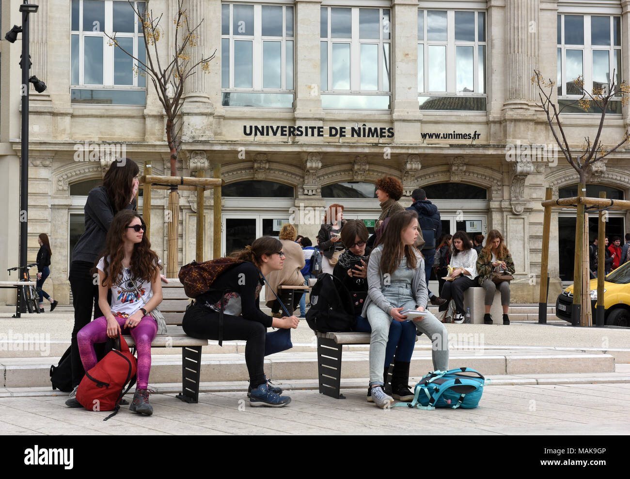 Gli studenti al di fuori NImes università in Francia Foto Stock