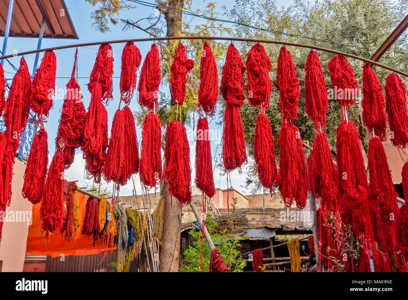 Il Marocco Marrakech Jemaa el Fna MEDINA SOUK multicolore lana tinta appeso dai pali ad asciugare al sole Foto Stock