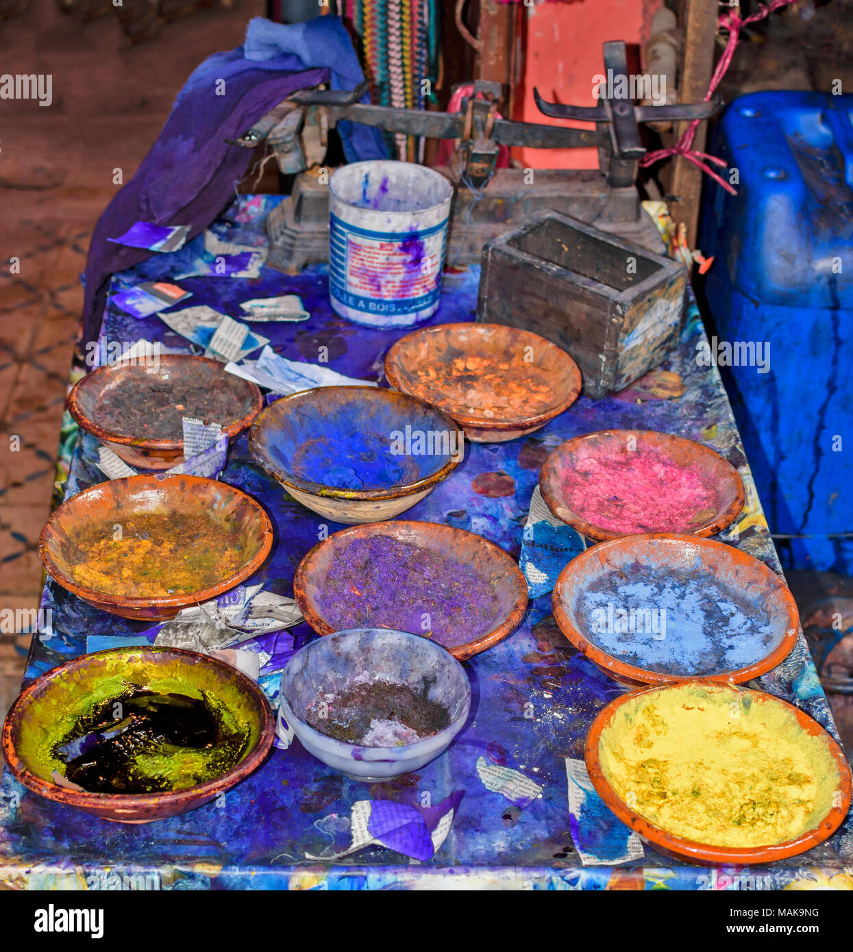 Il Marocco Marrakech Jemaa el Fna MEDINA SOUK piatti di colorante utilizzato nella lana di tintura Foto Stock