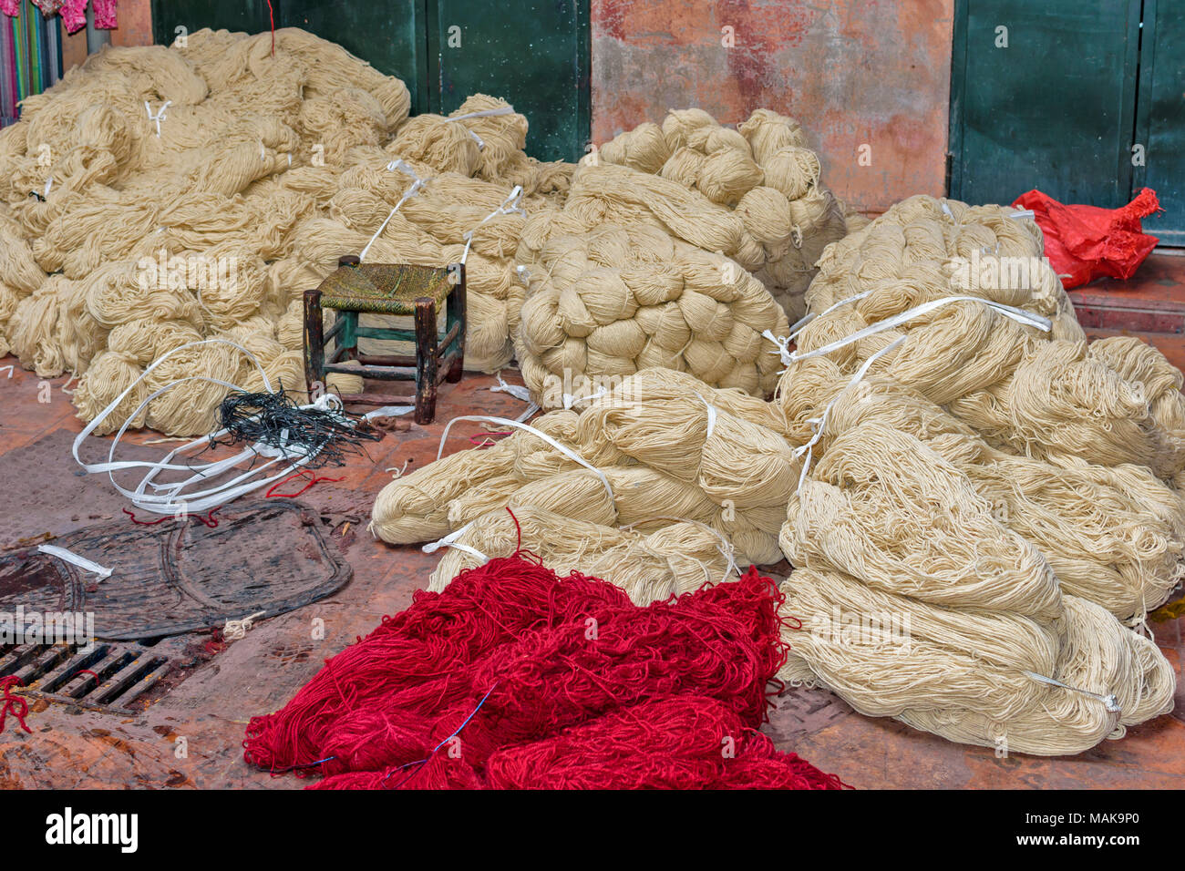 Il Marocco Marrakech Jemaa el Fna MEDINA SOUK matasse di materie lana bianca ordinati pronto per la tintura Foto Stock