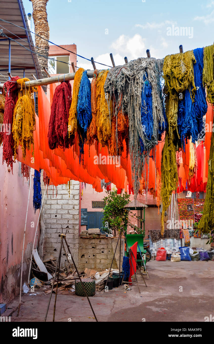Il Marocco Marrakech Jemaa el Fna MEDINA SOUK matasse lana multicolore di lana tinta e il panno appeso poli e di essiccazione al sole Foto Stock