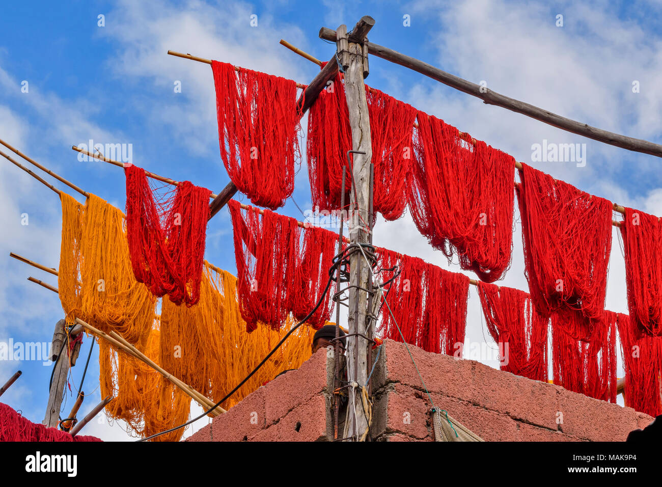 Il Marocco Marrakech Jemaa el Fna MEDINA SOUK matasse di lana di colore rosso e giallo lana tinta di essiccazione al sole Foto Stock