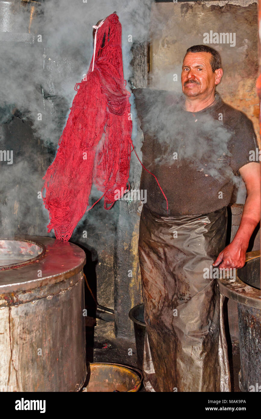 Il Marocco Marrakech Jemaa el Fna MEDINA SOUK LANA DYER HOLDING matasse di rosso la lana tinta da cottura a vapore IVA A CALDO Foto Stock
