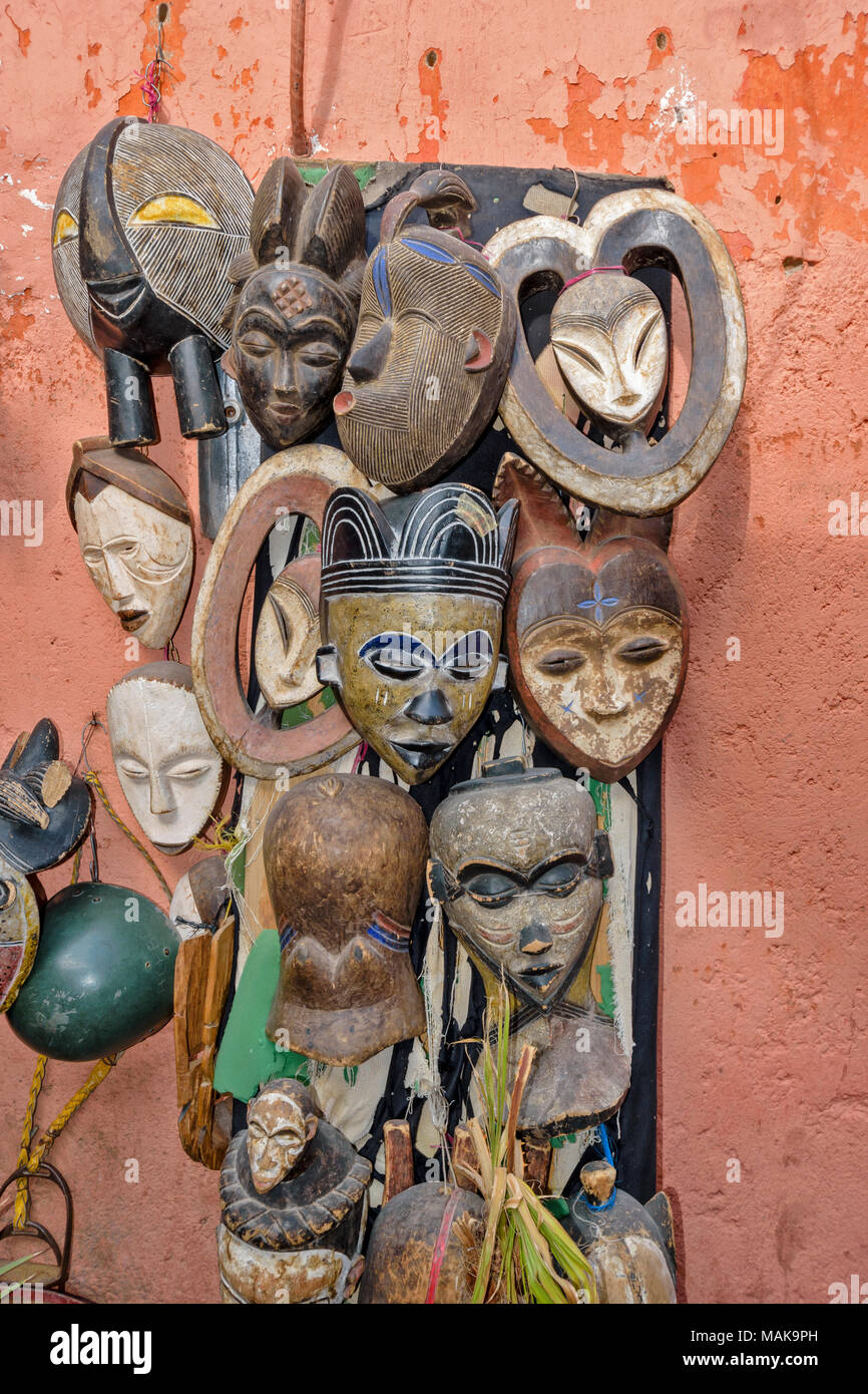 Il Marocco Marrakech Jemaa el Fna SOUK MEDINA africana di maschere tribali appeso a una parete Foto Stock