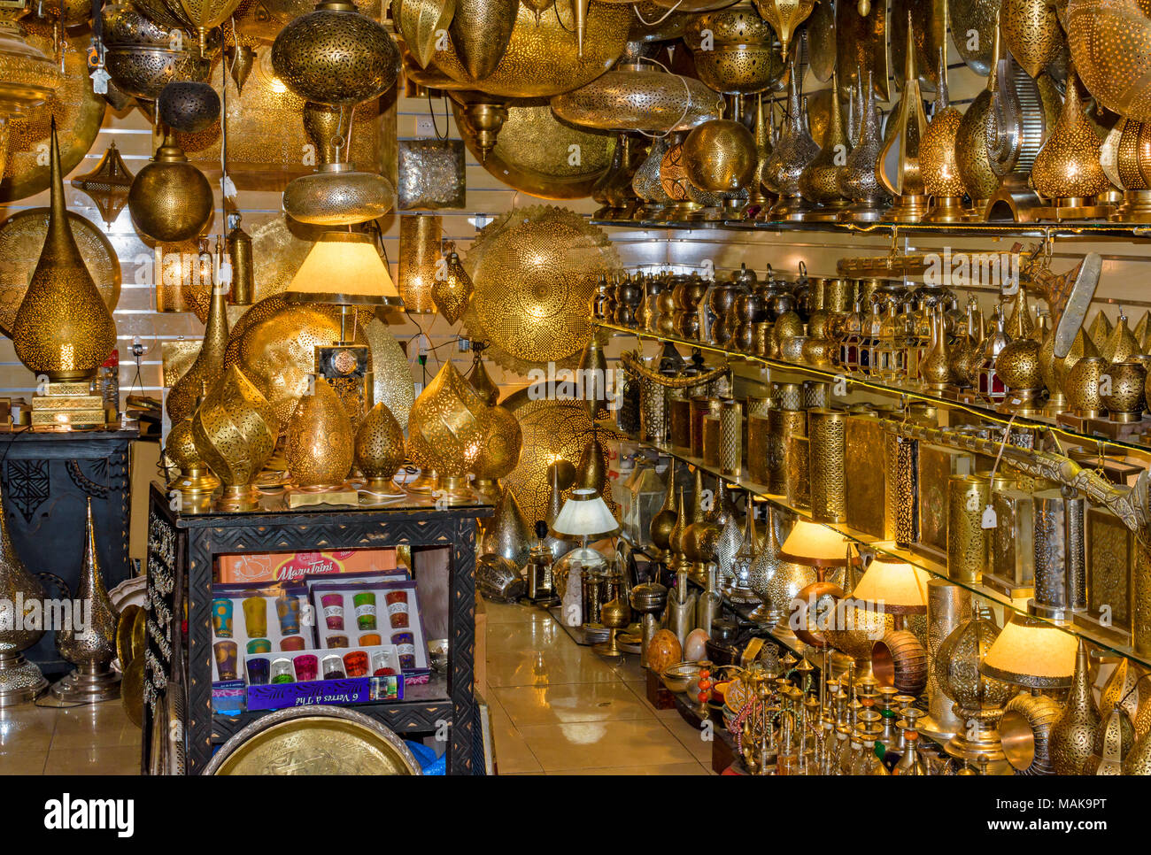 Il Marocco Marrakech Jemaa el Fna MEDINA SOUK assortimento di luci in ottone per la vendita Foto Stock