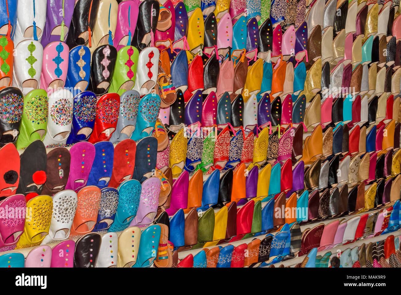 Il Marocco Marrakech Jemaa el Fna MEDINA SOUK ASSORTIMENTO DI SCARPE multicolori o applique per la vendita Foto Stock