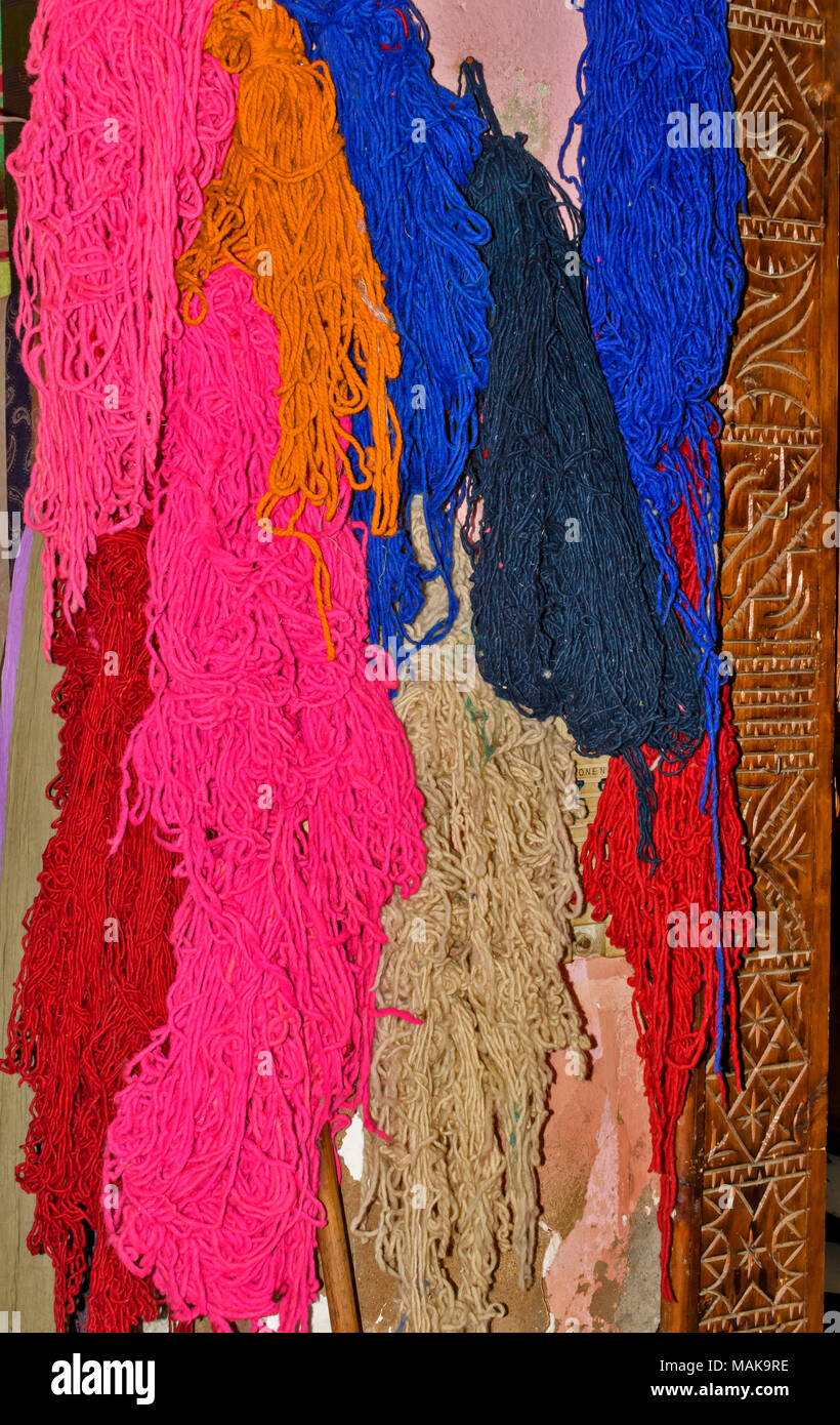 Il Marocco Marrakech Jemaa el Fna MEDINA SOUK ASSORTIMENTO DI MUTICOLORED lana tinta pronto per la tessitura in tappeti Foto Stock