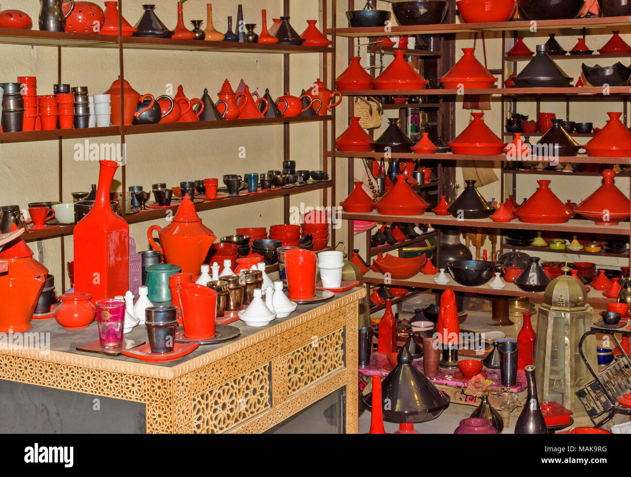 Il Marocco Marrakech Jemaa el Fna MEDINA SOUK ASSORTIMENTO DI ROSSO E NERO vasi e oggetti in ceramica per la vendita Foto Stock