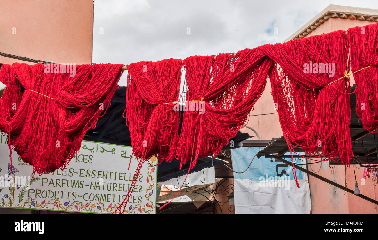 Il Marocco Marrakech Jemaa el Fna MEDINA SOUK ASSORTIMENTO DI ROSSO la lana tinta di essiccazione al sole per la tessitura in tappeti Foto Stock