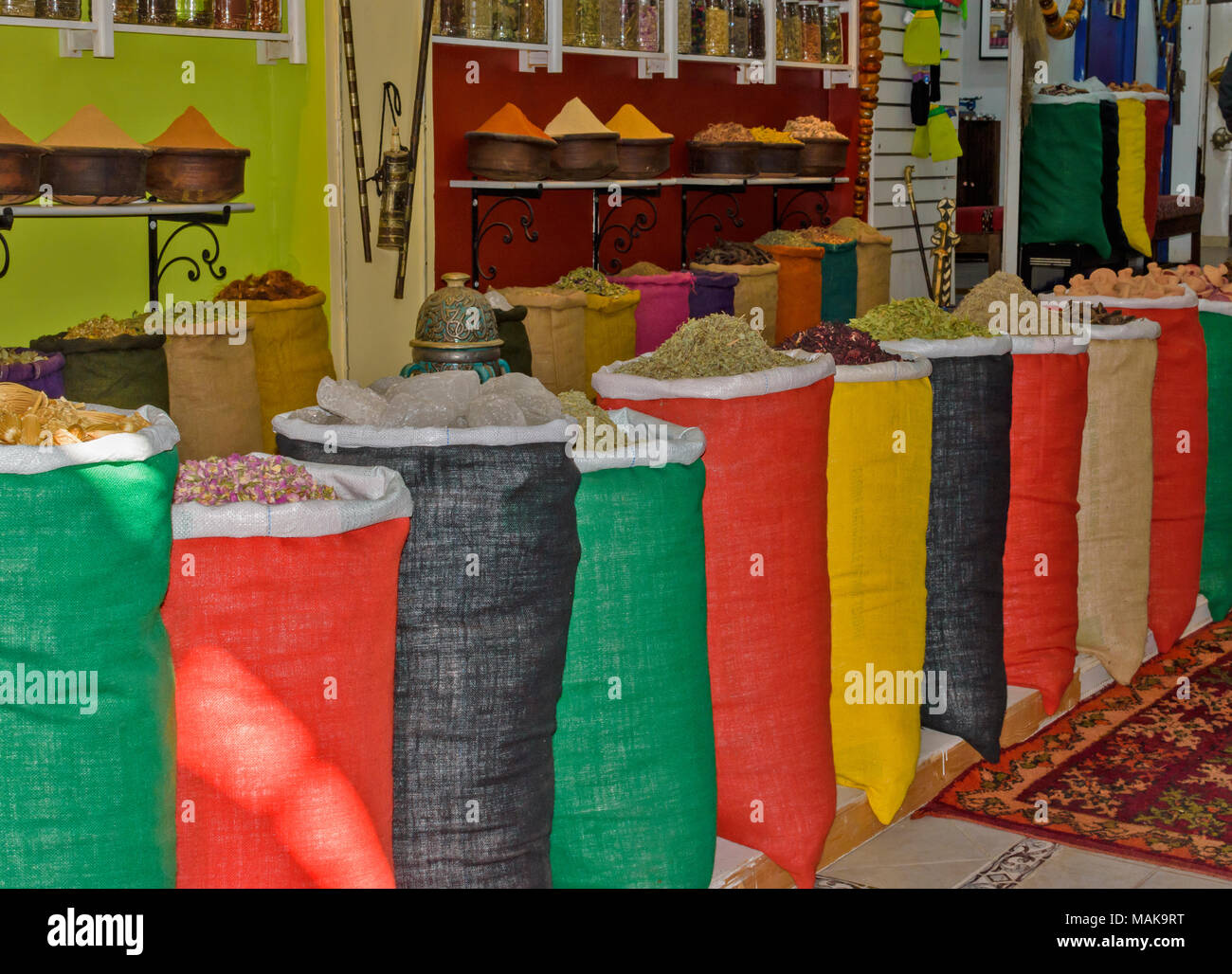 Il Marocco Marrakech Jemaa el Fna MEDINA SOUK ASSORTIMENTO DI SPEZIE IN SACCHI colorati per la vendita Foto Stock