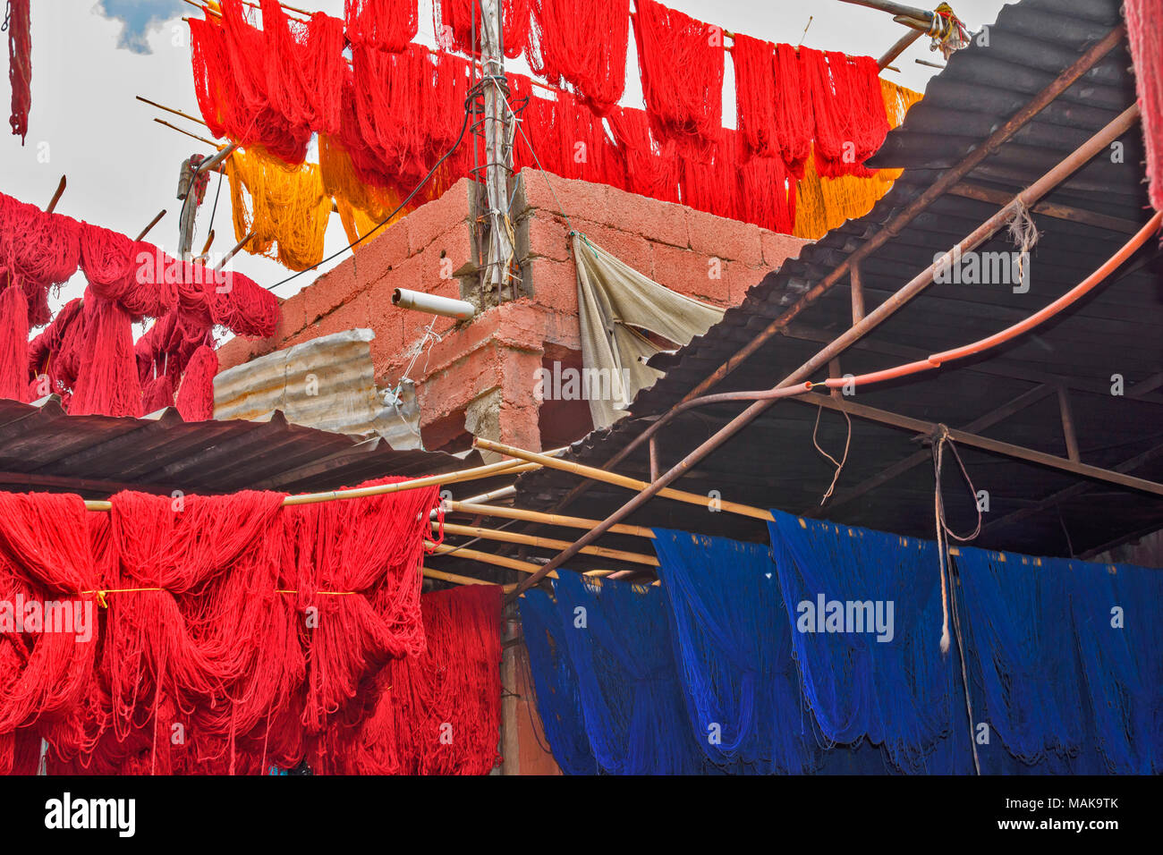 Il Marocco Marrakech Jemaa el Fna MEDINA SOUK matasse di tinte blu e rosso di lana colorati appesi al sole ad asciugare Foto Stock