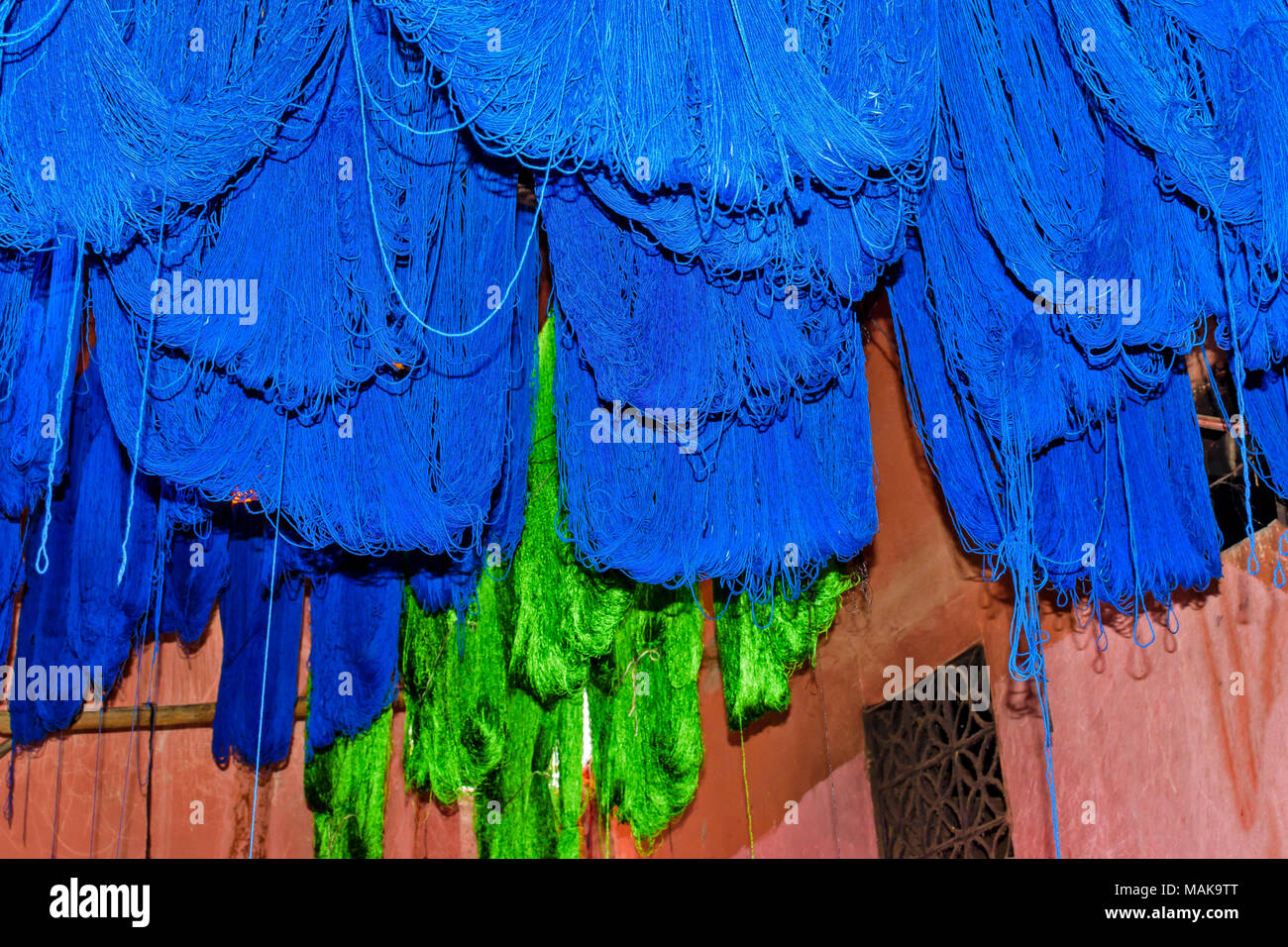 Il Marocco Marrakech Jemaa el Fna MEDINA SOUK matasse di blu di lana colorati appesi al sole ad asciugare Foto Stock