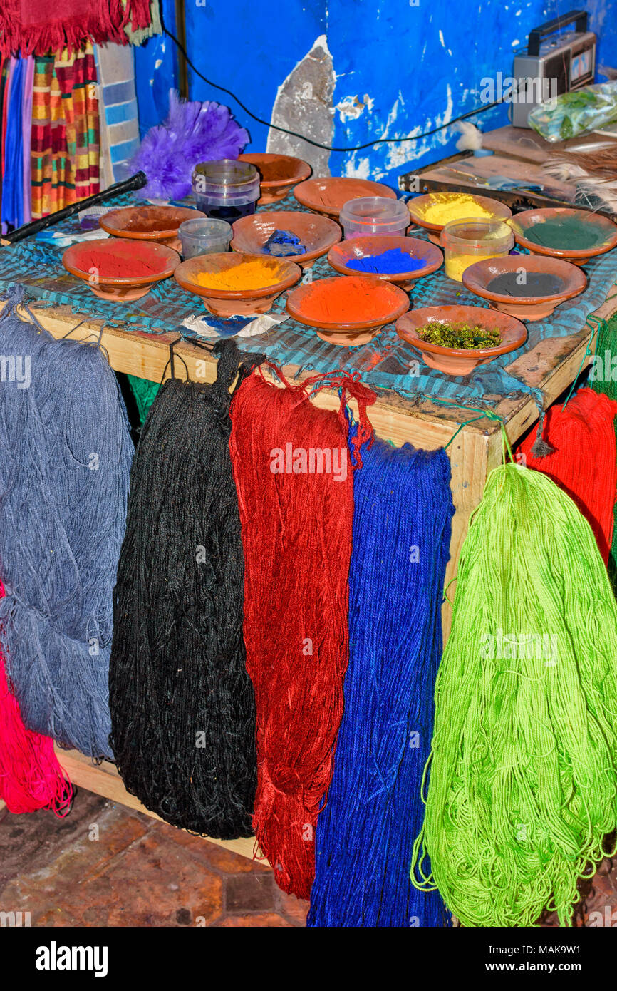Il Marocco Marrakech Jemaa el Fna MEDINA SOUK matasse di lana tinta e piatti a base di colorante utilizzato nel processo di tintura Foto Stock