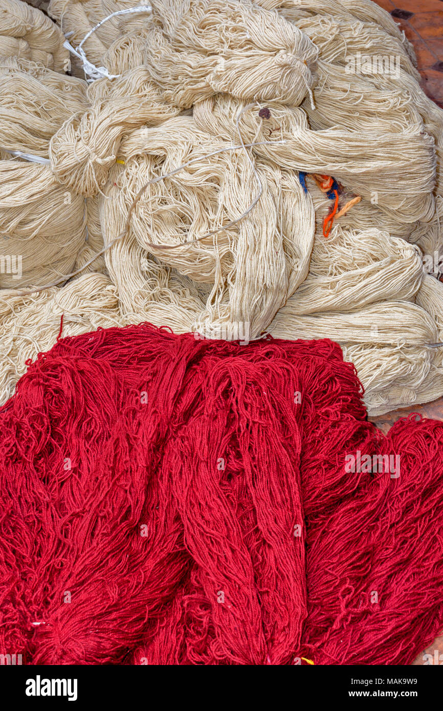 Il Marocco Marrakech Jemaa el Fna MEDINA SOUK matasse di tinto di rosso la lana grezza e lana bianca Foto Stock