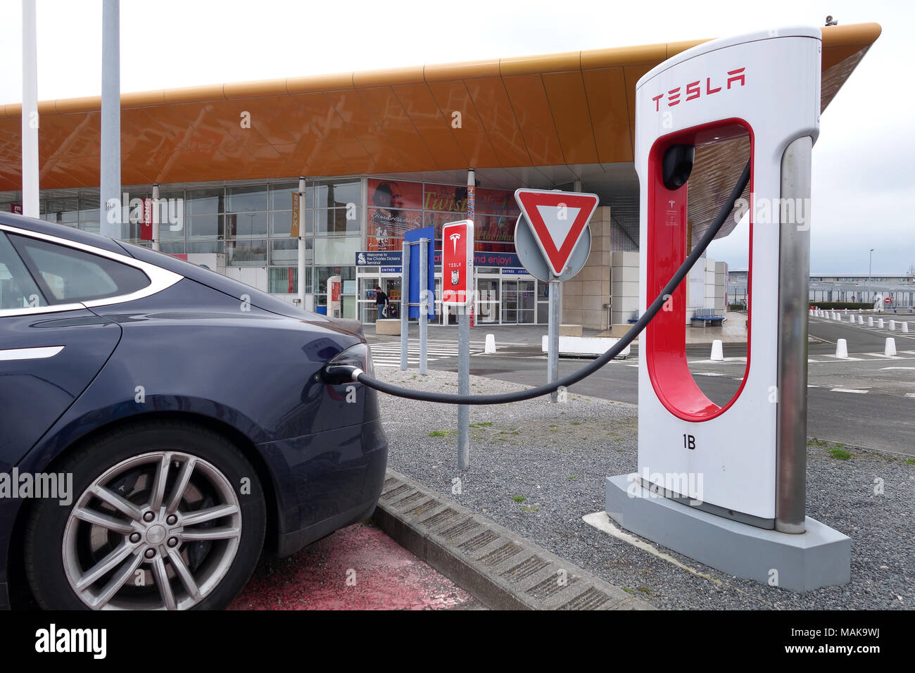 Tesla carica in auto il punto terminale per Eurotunnel Le Shuttle in Francia Foto Stock