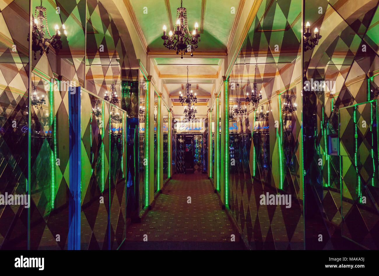 Shiny lusso ingresso casinò interno con specchi, luci al neon e riflessioni Foto Stock