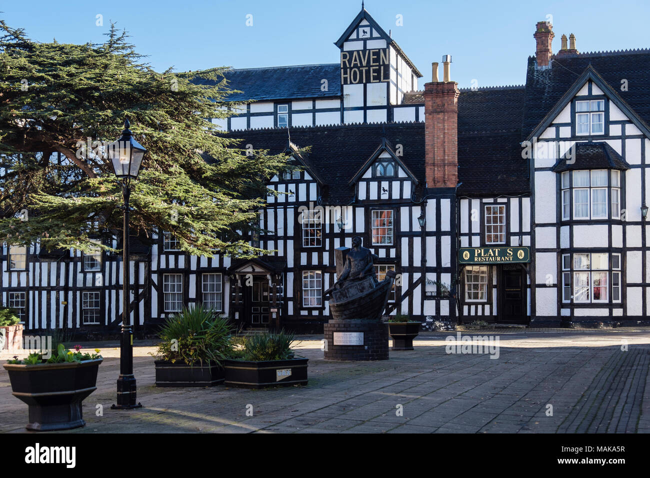 Il vecchio hotel Raven nel XVI secolo di grado 11 elencati edificio con travi di legno e Saltworkers scultura. Victoria Square Droitwich Spa Worcestershire Inghilterra Foto Stock