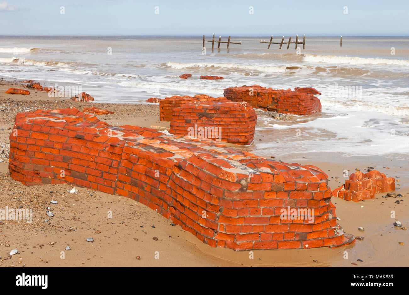 I resti della bassa luce faro sulla spiaggia di Happisburgh in Norfolk England Regno Unito Foto Stock