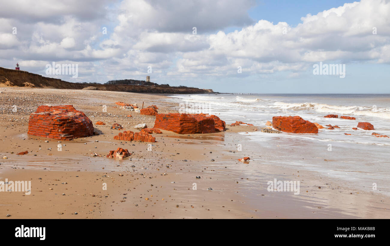I resti della bassa luce faro sulla spiaggia di Happisburgh in Norfolk England Regno Unito Foto Stock