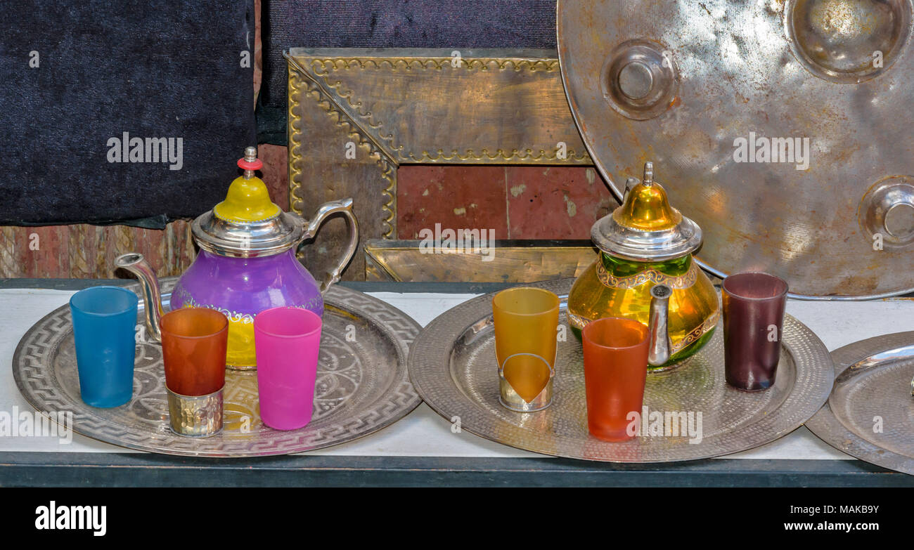 Il Marocco Marrakech Jemaa el Fna MEDINA SOUK bella teiere colorati e i bicchieri per la vendita Foto Stock