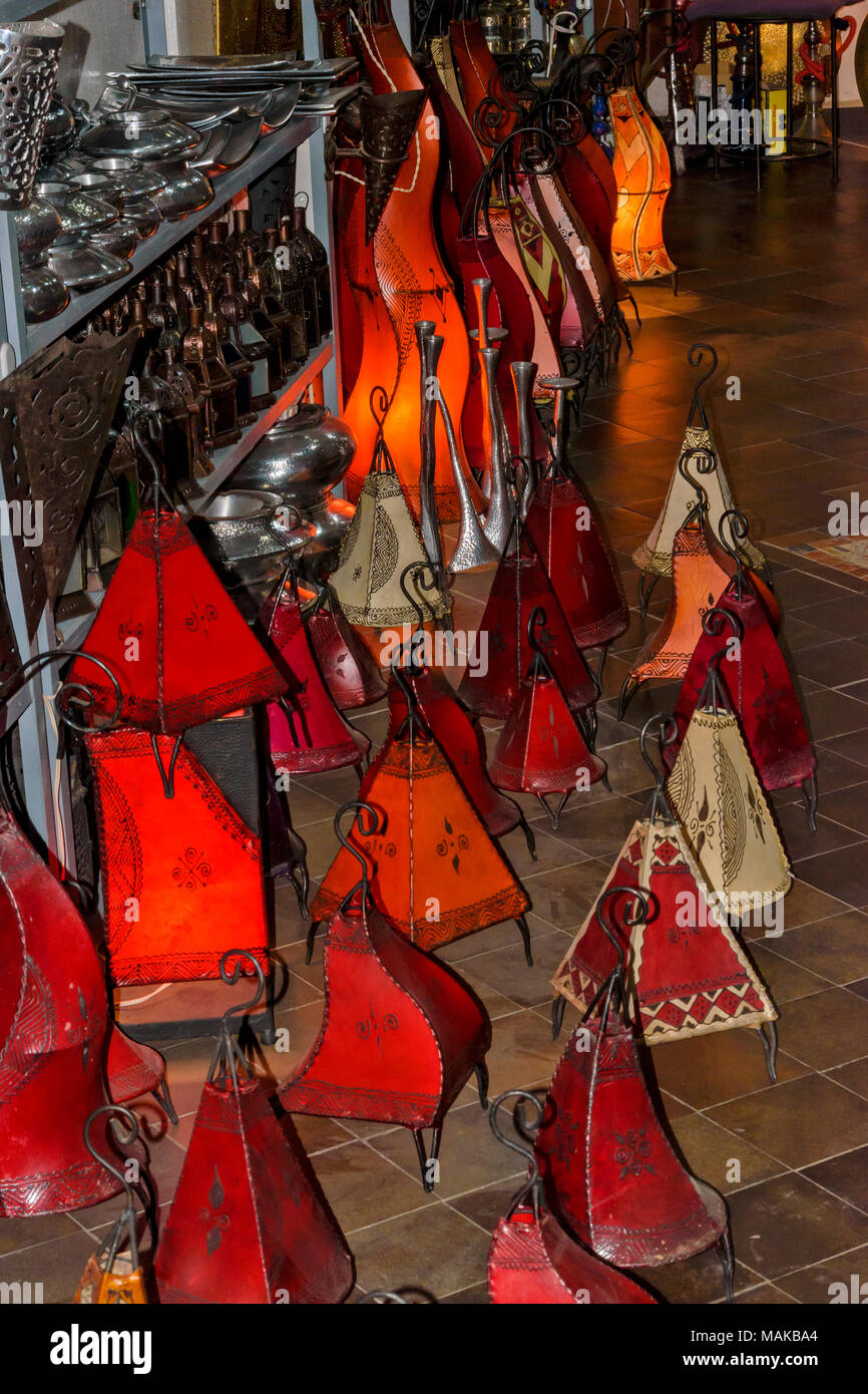Il Marocco Marrakech Jemaa el Fna MEDINA SOUK colorati bellissimi letti in ferro battuto con luci rosse per la vendita Foto Stock