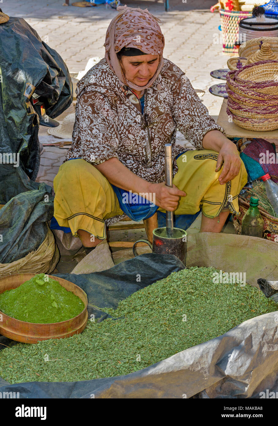 Il Marocco Marrakech Jemaa el Fna MEDINA SOUK MERCATO BERBERO LAWSONIA INERMIS POUNDING l'henna foglie per farne una polvere verde Foto Stock