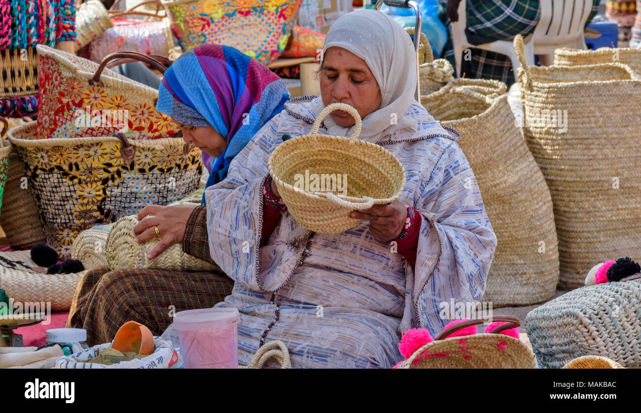 Il Marocco Marrakech Jemaa el Fna MEDINA SOUK BERBER MARKET BASKET MAKER SUL LAVORO Foto Stock