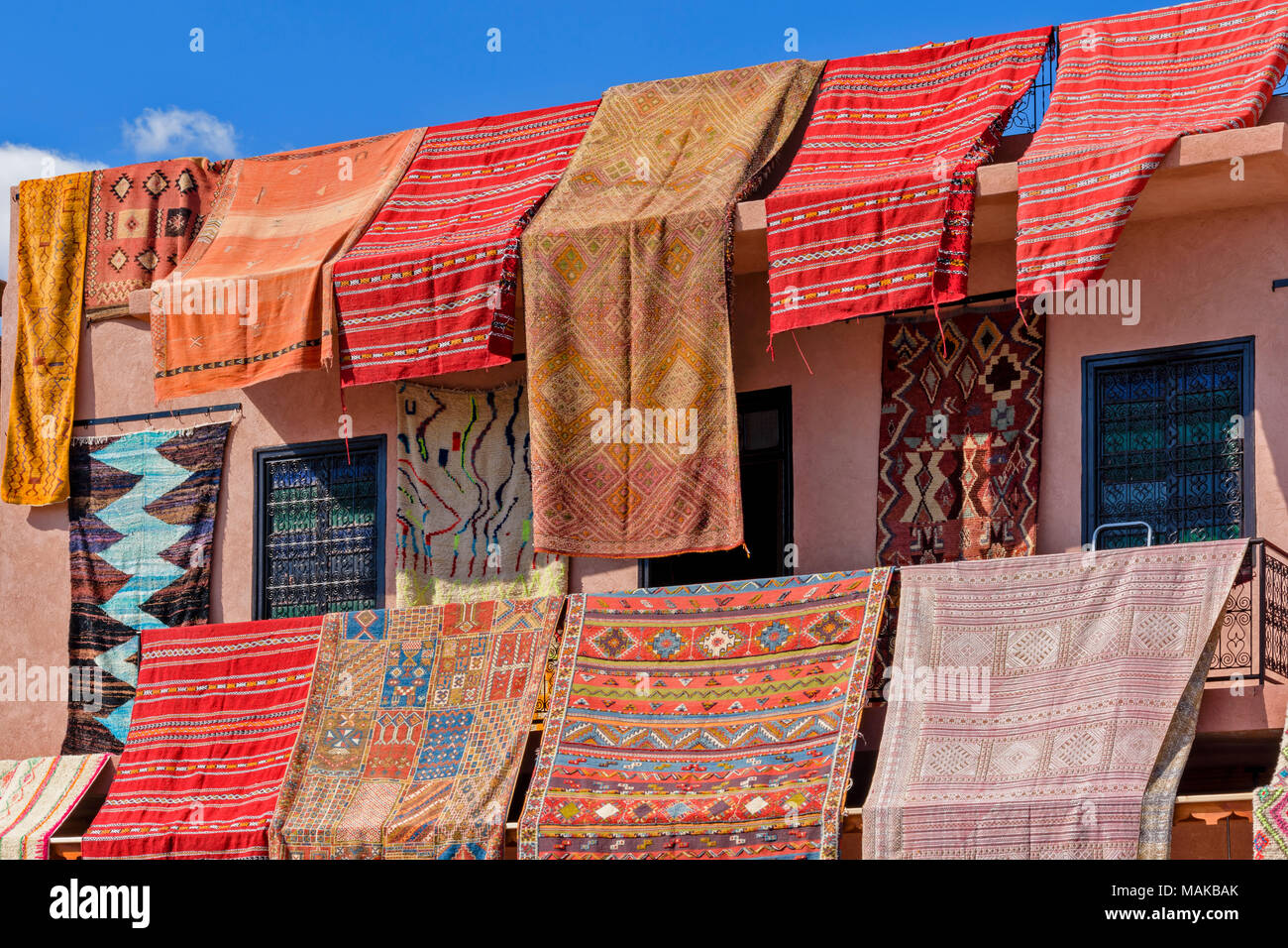 Il Marocco Marrakech Jemaa el Fna MEDINA SOUK mercato berbero vivacemente colorati tappeti KILLIM PER LA VENDITA Foto Stock