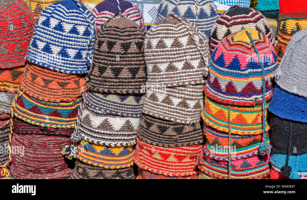 Il Marocco Marrakech Jemaa el Fna MEDINA SOUK mercato berbero multicolore di maglia cappelli per la vendita Foto Stock