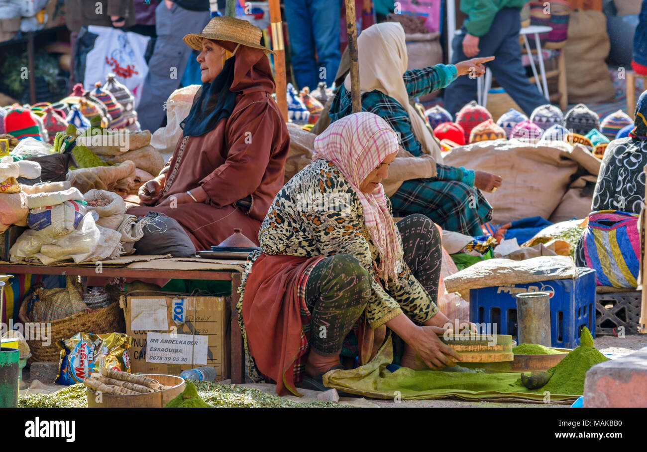 Il Marocco Marrakech Jemaa el Fna MEDINA SOUK MERCATO BERBERO SIFTINGTHE POLVERE VERDE DI HENNA REALIZZATO DA FOGLIE DI LAWSONIA INERMIS Foto Stock