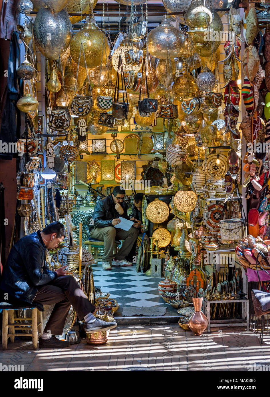 Il Marocco Marrakech Jemaa el Fna MEDINA SOUK luci in ottone intarsiato globi teiere in vendita Foto Stock