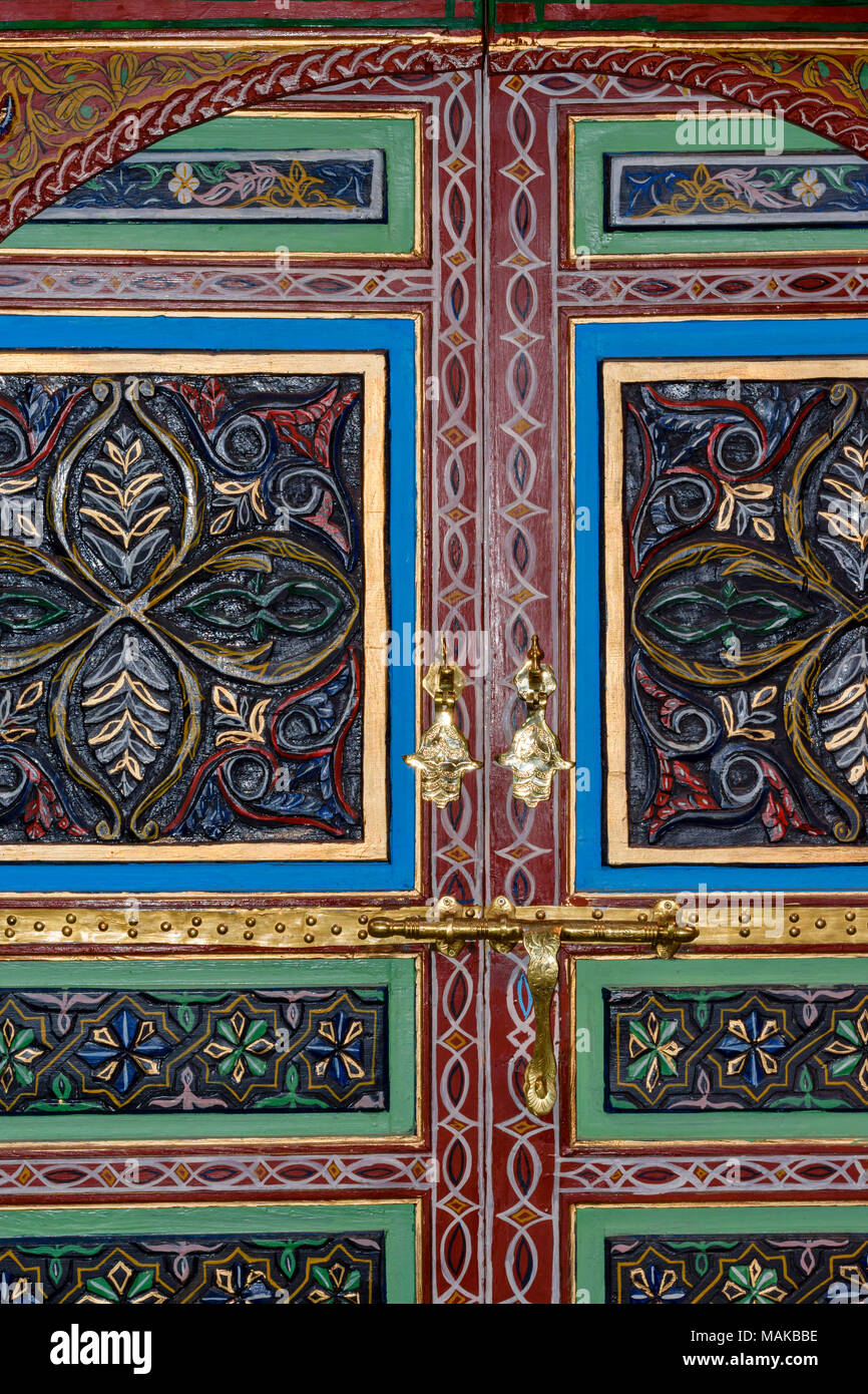 Il Marocco Marrakech Jemaa el Fna MEDINA SOUK intagliate e colorate porta in legno Foto Stock