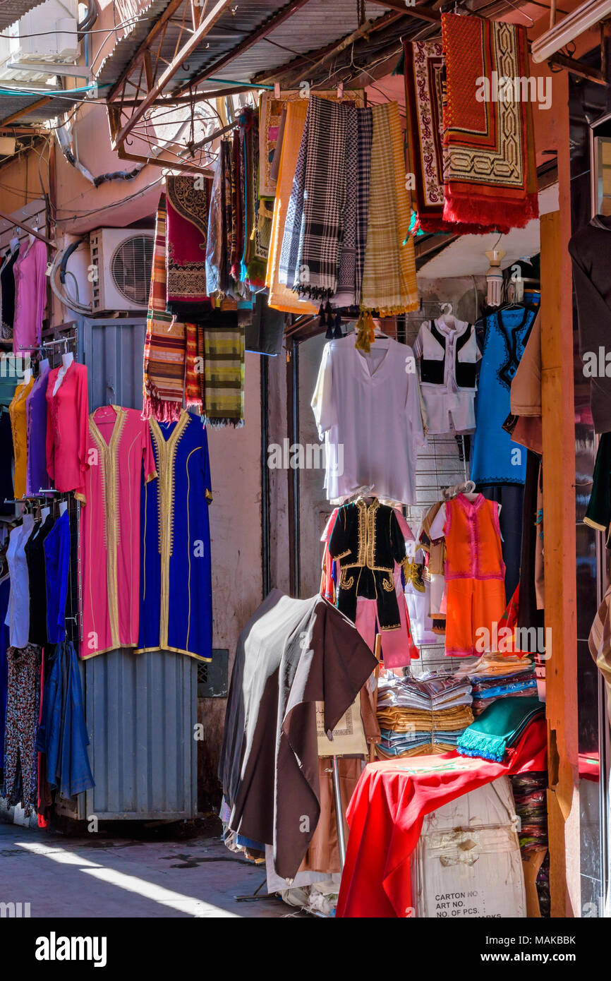 Il Marocco Marrakech Jemaa el Fna MEDINA SOUK abiti abiti sciarpe in vendita Foto Stock