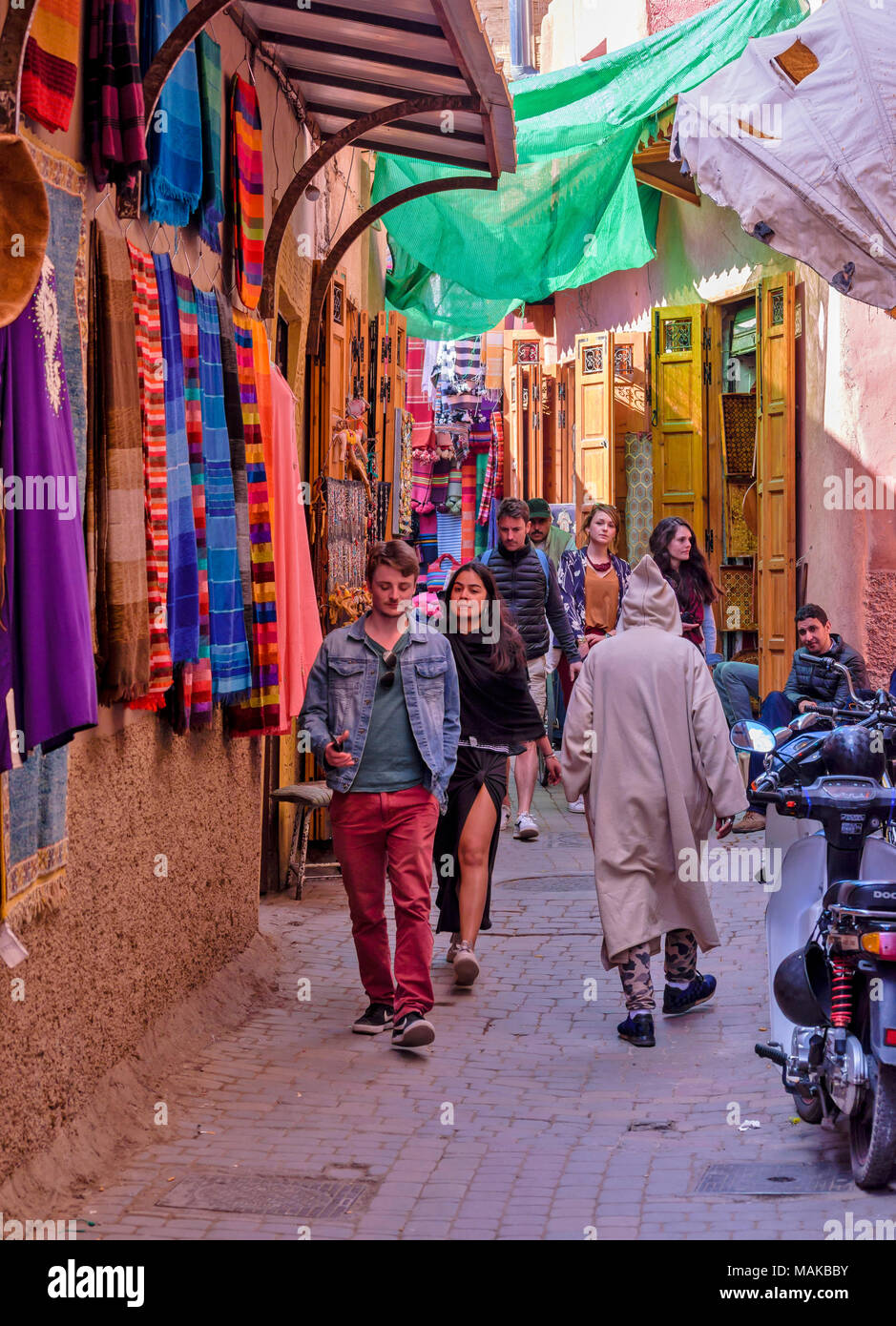 Il Marocco Marrakech Jemaa el Fna MEDINA SOUK foulard colorati e stretti vicoli del Mercato Foto Stock