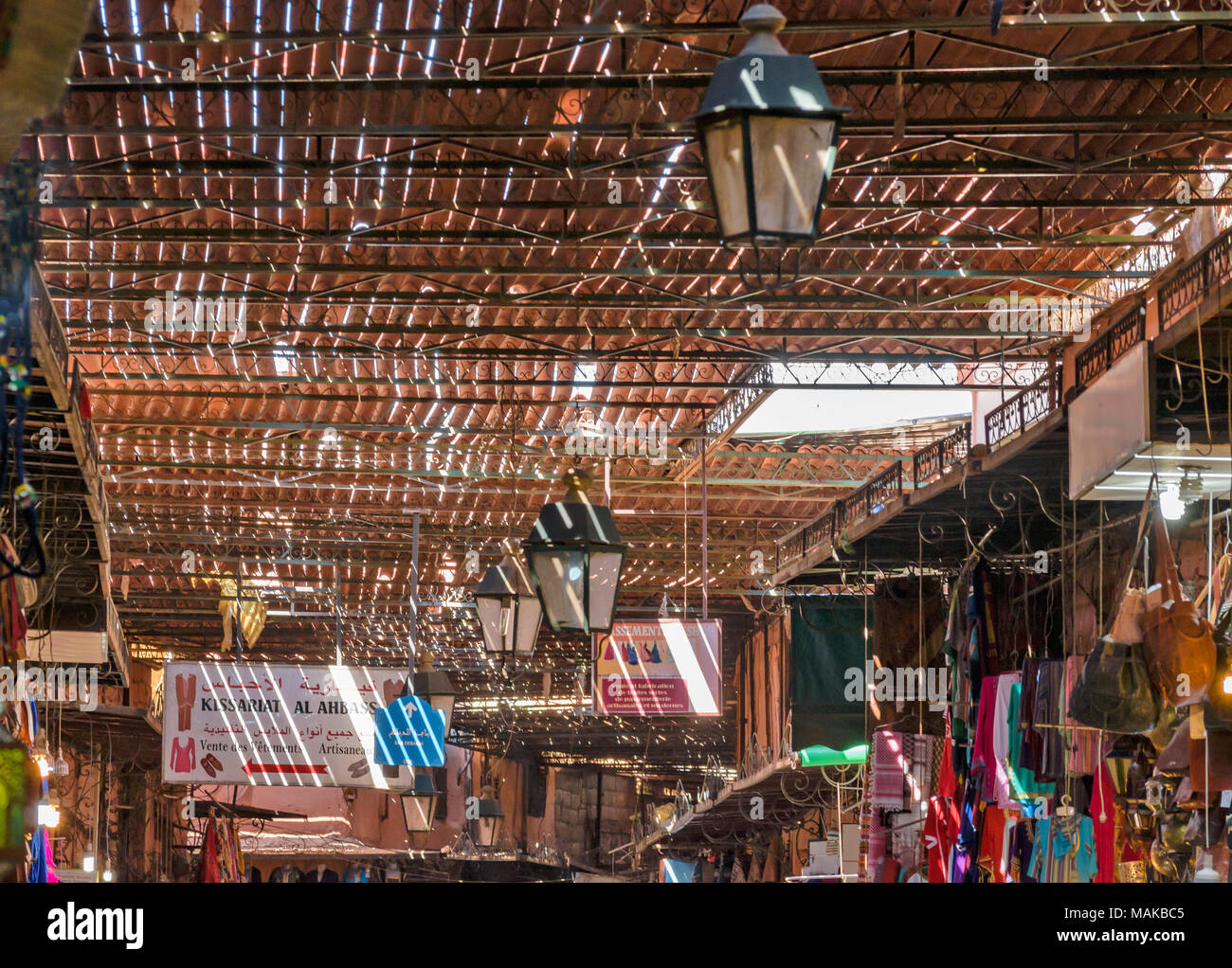 Il Marocco Marrakech Jemaa el Fna MEDINA SOUK la luce passante attraverso il tetto del vicoletto pieno Foto Stock