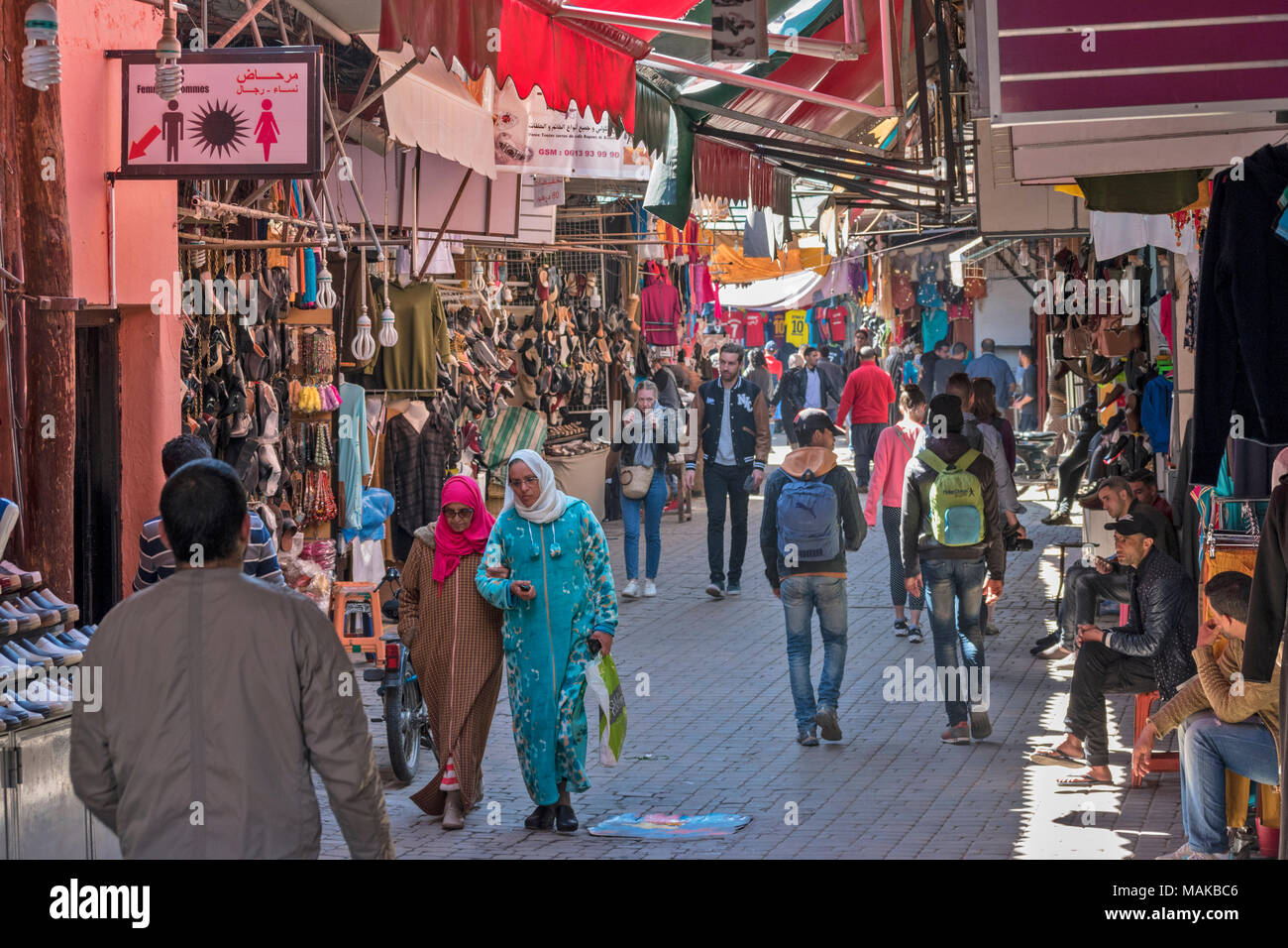 Il Marocco Marrakech Jemaa el Fna MEDINA SOUK moltitudine di diversi negozi entro il souk Foto Stock