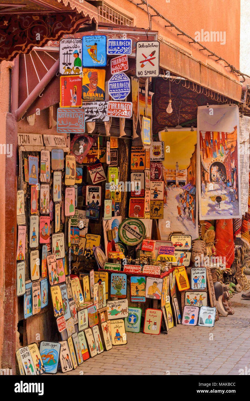 Il Marocco Marrakech Jemaa el Fna MEDINA SOUK indicazioni in francese e arabo per la vendita Foto Stock