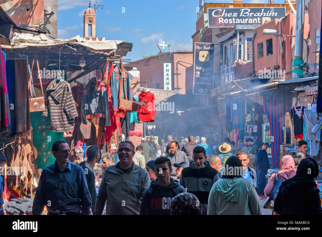 Il Marocco Marrakech Jemaa el Fna MEDINA souk di fumo e una folla di gente CHE ALL' INTERNO DEL MERCATO Foto Stock