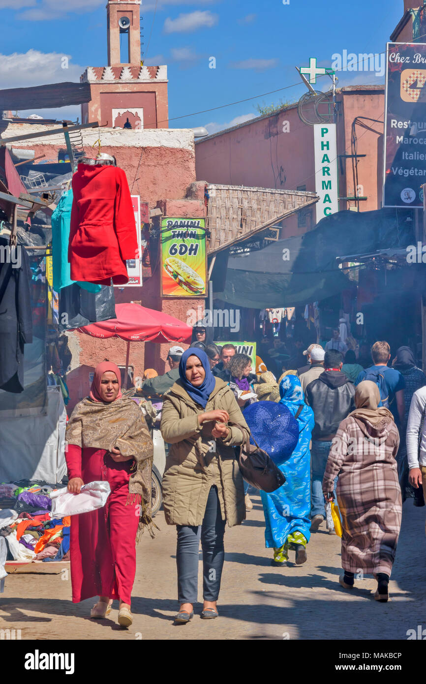 Il Marocco Marrakech Jemaa el Fna MEDINA SOUK DI FUMO E MOLTE PERSONE ALL' INTERNO DEL MERCATO Foto Stock