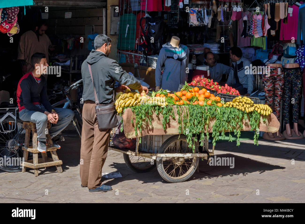 Il Marocco Marrakech Jemaa el Fna MEDINA SOUK fragole banane arance da un carrello per la vendita Foto Stock