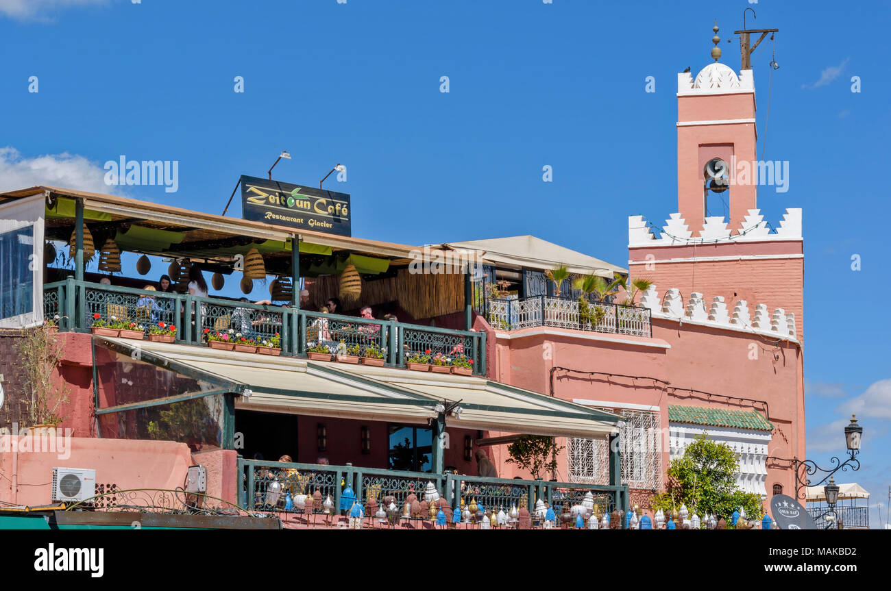 Il Marocco Marrakech piazza Jemaa El Fna la ZEIT ONU CAFE' che si affaccia sulla piazza Foto Stock
