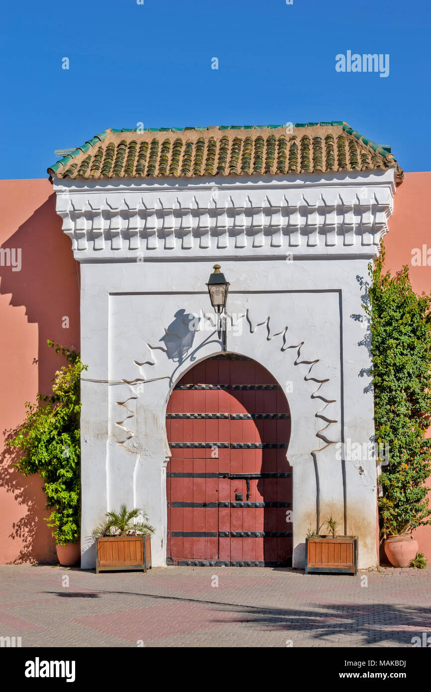 Il Marocco Marrakech la moschea di Koutoubia mattina presto uno dei principali portali Foto Stock