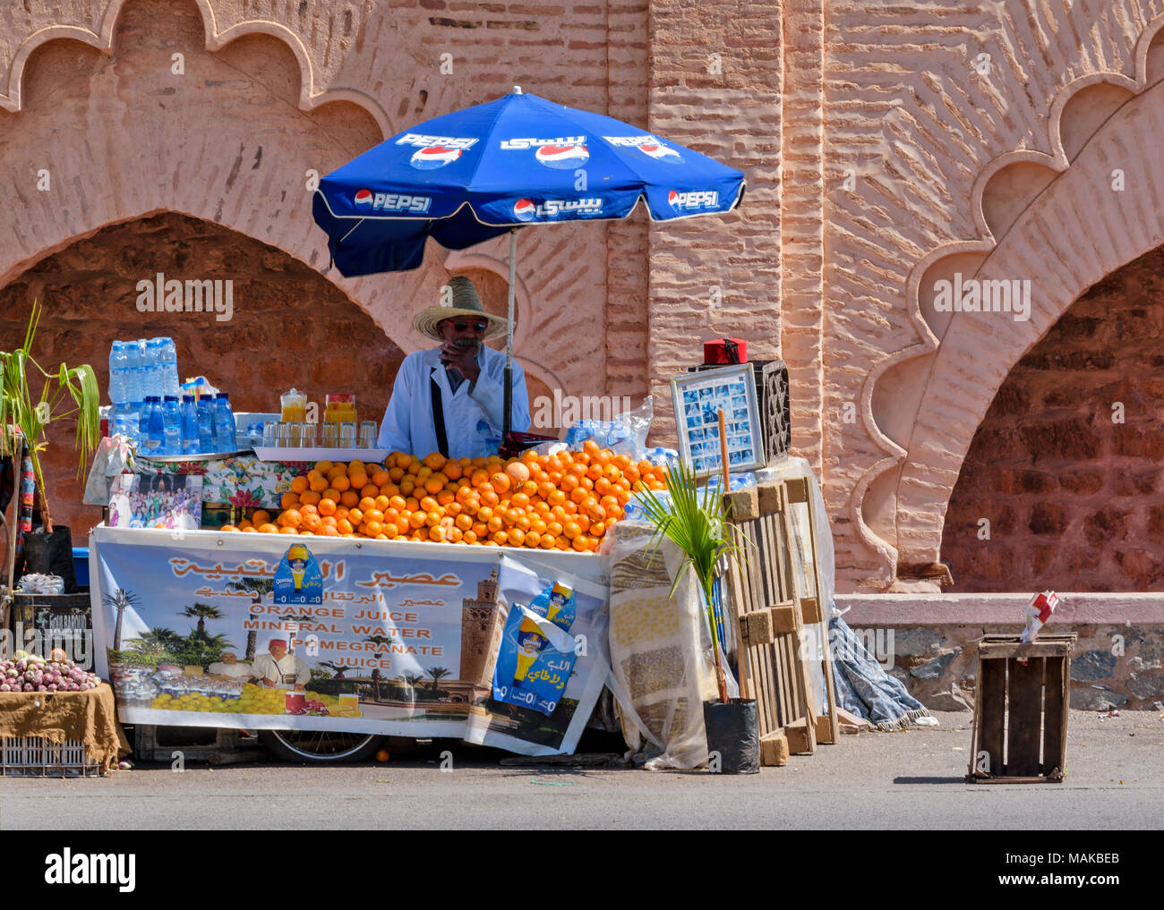 Il Marocco Marrakech KOUTOUBIA ORANGE venditore di bevande acqua e frutta per la vendita al di fuori della moschea Foto Stock