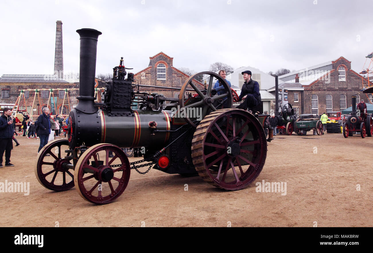 Un rullo a vapore d'epoca al Festival of Steam and Transport nel cantiere storico di Chatham. Foto Stock