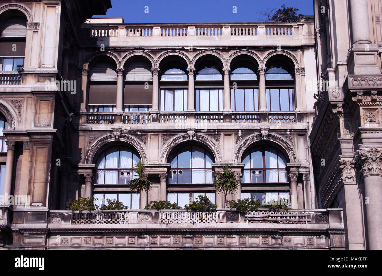 Appartamenti con terrazza sul tetto immediatamente a destra della Galleria  Vittorio. Di fronte il Duomo di Milano. Spazio Niko Romito Milano Foto  stock - Alamy