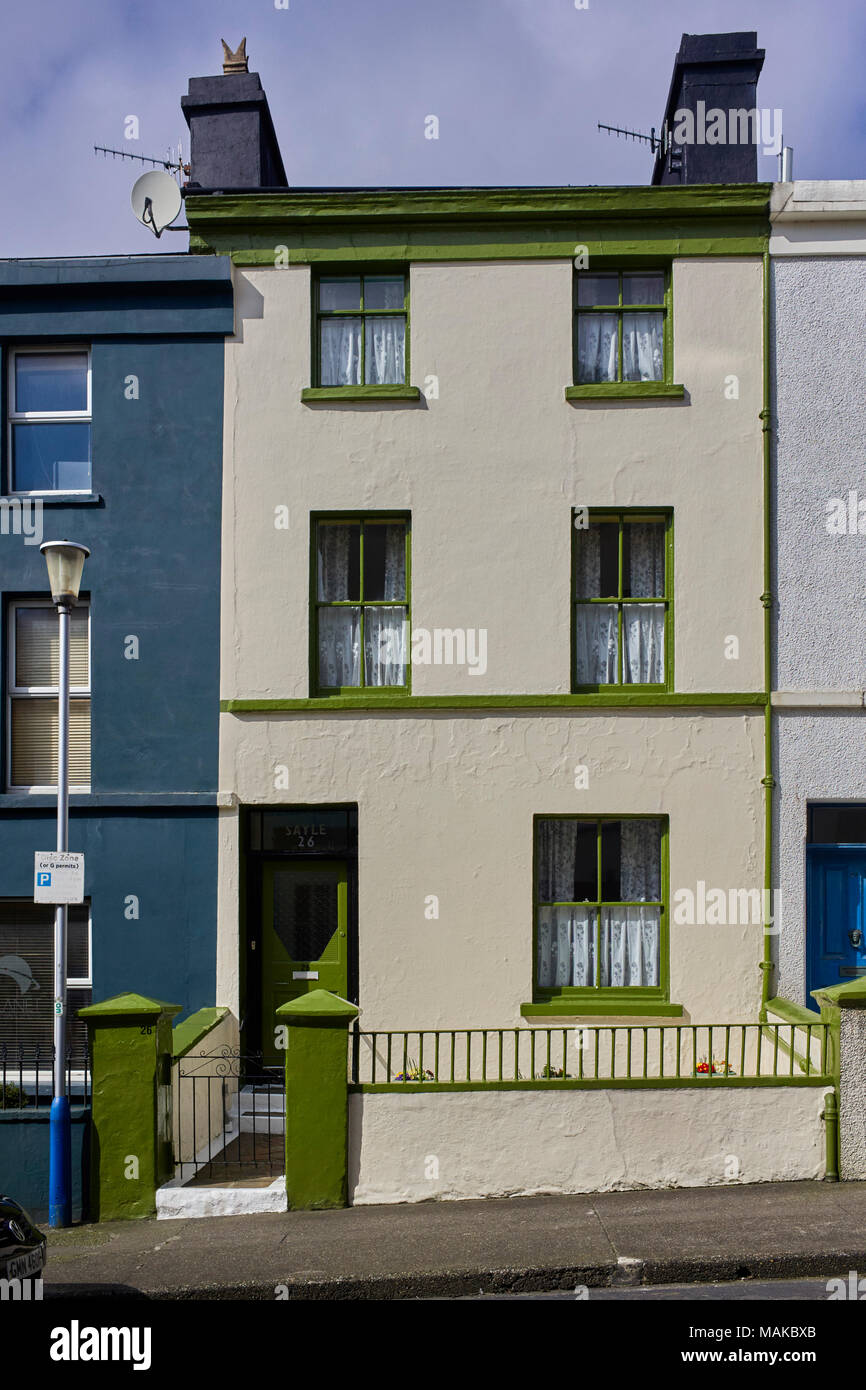 Un tipico Manx a tre piani di casa con windows originale e tendine Foto Stock