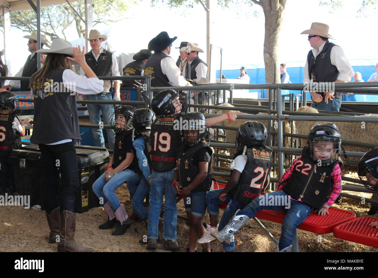 Un gruppo di giovani bambini attendere per andare di montone rompendosi a Houston Rodeo Texas USA Foto Stock