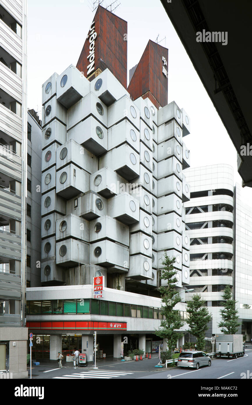 A nord-ovest con vista cavalcavia. Nakagin Capsule Tower, Tokyo, Giappone. Architetto: Kisho Kurokawa, 1972. Foto Stock