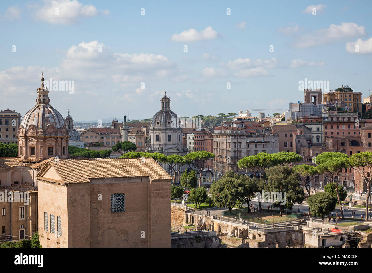 Vista dal Colle Palatino (Palatino) che è il centermost dei sette colli di Roma, Italia Cercando acroos tetti sopra il Foro Romano Foto Stock